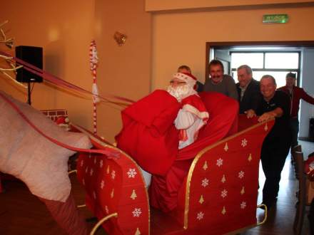 Mikołaj przybył do OSP Bąków niezwykłym pojazdem