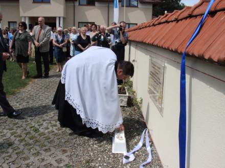 Uroczystość odsłonięcia tablicy upamiętniającej rodziny żydowskie zamieszkujące na terenie parafii do 1939 roku