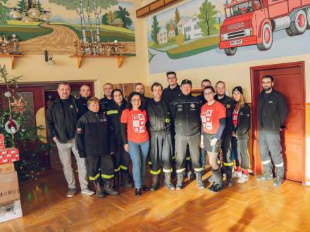 Zdjęcie grupowe Burmistrz Strumienia i strażacy
