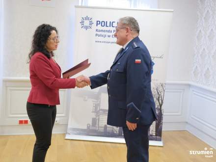 Burmistrz Strumienia Anna Grygierek składa podziekowania za służbę odchodzącemu komendantowi aspirantowi sztabowemu Leszkowi Krzywdzie