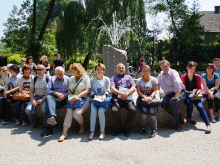 Delegacja z Gminy Gogolin przy fontannie solankowej