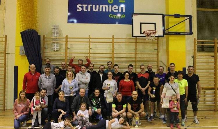 Na Hali Sportowej w Strumieniu odbył się Amatorski mikołajkowy Turniej Piłki Siatkowej