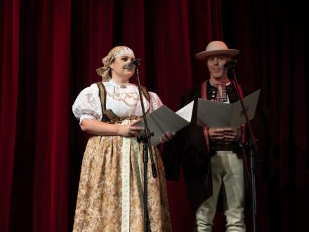 Uroczysta gala z okazji 11 listopada w teatrze - prowadzący