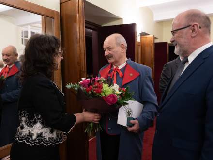 Burmistrz Strumienia Anna Grygierek i Przewodniczący Rady Miejskiej Czesław Greń składają gratulacje laureatowi ze Strumienia Bronisławowi Świeżemu