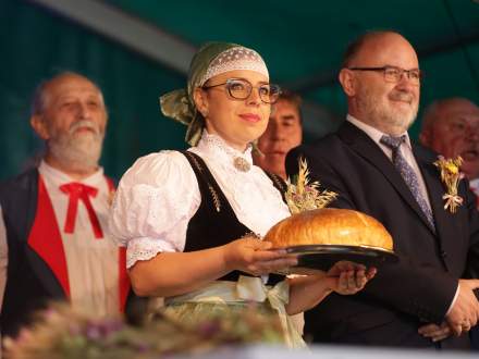 Burmistrz Strumienia Anna Grygierek i Przewodniczący Rady Miejskiej Czesław Greń z chlebem