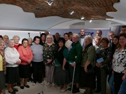 Zdjęcie grupowe wszystkich uczestników wieczoru poetyckiego w Galerii Pod Ratuszem