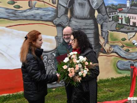 Podziękowania dla autorki muralu Martyny Szymik-Kaszy składaja Burmistrz Strumienia Anna Grygierek i Przewodniczący Rady Miejskiej Czesław Greń