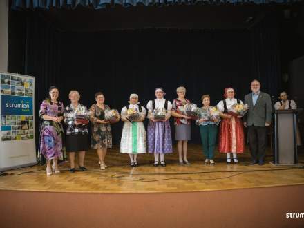 Zdjęcie z Przewodniczącymi Kół Gospodyń Wiejskich z terenu gminy Strumień. Z lewej na zdjęciu Burmistrz Strumienia Anna Grygierek, po prawej Przewodniczący Rady Miejskiej Czesław Greń
