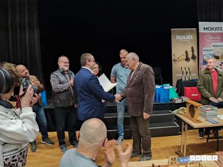 Jan Jałowiczor otrzymuje Akt Nadania Godności Członka Honorowego Śląskiego Związku Szachowego