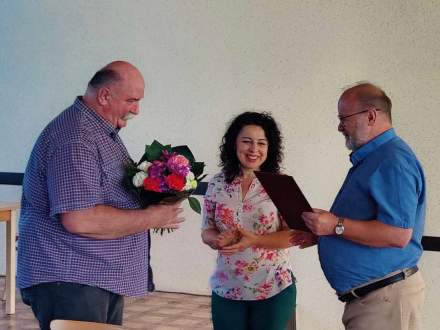 Burmistrz Strumienia Anna Grygierek i Przewodniczący Rady Miejskiej Czesław Greń składają podziękowania ustępującemu sołtysowi Panu Bogusławowi Wawrzyczkowi