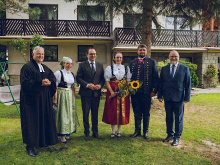 od lewej Ks. Pastor Karol Macura, Burmistrz Strumienia Anna Grygierek, II Wicewojewoda Śląski Michał Kopański, gazdowie dożynek Magdalena i Krystian Kocurowie, Przewodniczący Rady Miejskiej Czesław Greń