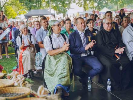 Częśc artystyczna - widownia, na przodzie Burmistrz Strumienia Anna Grygierek z małżonkiem oraz księża