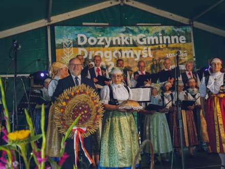 Obrzęd w wykonaniu Chóru Nadzieja na pierwszym planie Przewodniczący Rady Miejskiej Czesław Greń i Burmistrz Strumienia Anna Grygierek