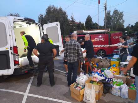 Załadunek darów dla powodzian fot. facebook OSP Drogomyśl