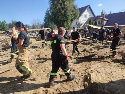 Nasi wolonatariusze pomagają w Radochowie fot. facebook OSP Drogomyśl