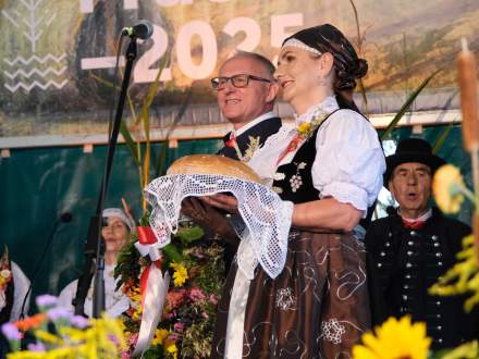 Gospodarze Dożynek z chlebem