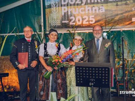 od lewej Stanisław i Anna Gabzdyl, Burmistrz Strumienia Anna Grygierek, Przewodniczący Rady Miejskiej Czesław Greń