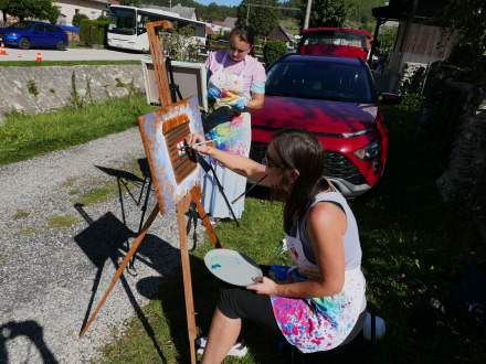 Przedstawicielki grupy malarskiej z naszej gminy zatrzymuje na płótnie klimat Čičman