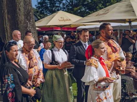 Uroczysta Msza podczas festiwalu - Anna Grygierek Burmistrz Strumienia składa dary ofiarne