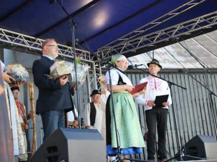 Anna Grygierek Burmistrz Strumienia i Czesław Greń Przewodniczący Rady Miejskiej na scenie festiwalu