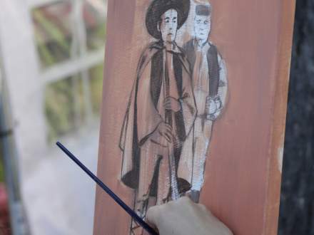 festiwal w oczach artystów - na zdjęciu artystka maluje obraz