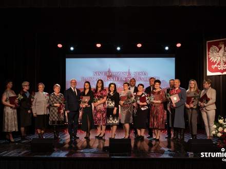 Zasłużeni dla gminy, miasta i sołectw - zdjęcie grupowe z Burmistrz Strumienia Anną Grygierek i Przewodniczącym Rady Miejskiej Czesławem Greniem