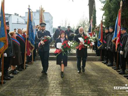 Złożenie wiązanki pod tablicą
