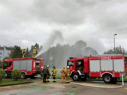 Ćwiczenia strażaków przy szkole w Strumieniu