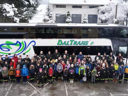 Zdjęcie grupowe przy autokarze - wyjazd na zimowisko MDP