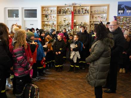 Burmistrz Strumienia Anna Grygierek i Przewodniczący Rady Miejskiej Czesław Greń żegnają uczestników wyjazdu na zimowisko