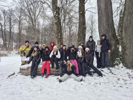 Zdjęcie grupowe w zimowej scenerii - zimowisko MDP