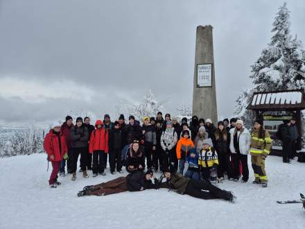 Zdjęcie grupowe w zimowej scenerii - zimowisko MDP