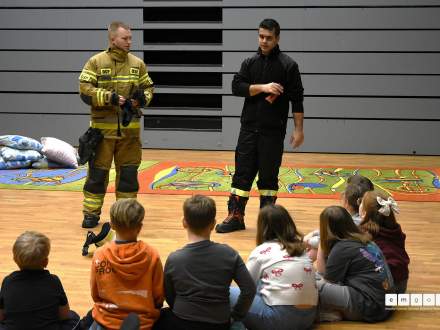 Spotkanie ze strażakami w ramach półkolonii w emgoku