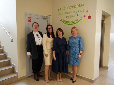 od lewej Sekretarz Strumienia Brygida Biegun, Zastępca Burmistrza Strumienia Magdalena Suchanek - Kowalska, Śląska Kurator Oświaty Aleksandra Dyla, Wicedyrektor Agnieszka Gawron-Gaszczyk