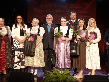 Przedstawiciele Zespołów na scenie wraz z Prezesem MZC w Strumieniu Bronisławem Świeżym oraz Zastępcą Burmistrza Strumienia Magdaleną Suchanek- Kowalską i Przewodniczącym Rady Miejskiej Czesławem Greniem