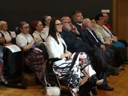 XVI Dzień Tradycji, Stroju i Pieśniczki Regionalnej w Strumieniu - widownia, na pierwszym planie Zastępca Burmistrza Strumienia Magdalena Suchanek Kowalska i Przewodniczący Rady Miejskiej Czesław Greń