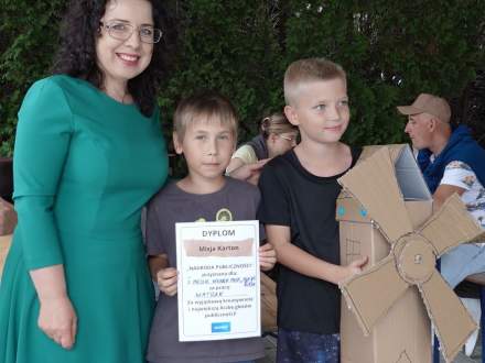 Burmistrz Strumienia z dziećmi podczas pikniku rodzinnego