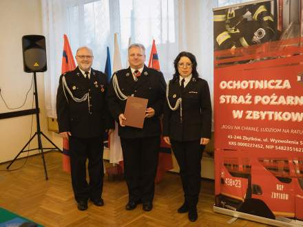 od lewej Przewodniczący Rady Miejskiej Czesław Greń, Prezes Osp w Zbytkowie Marek Omozik, Burmistrz Strumienia Anna Grygierek