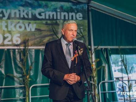 Przemawia na scenie Juraj Babušík