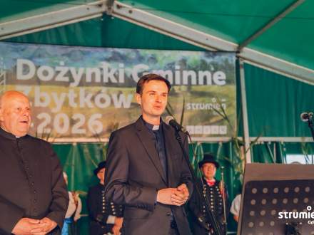 Modlitwę dziękczynną prowadzi ks. Mateusz Mendroch, proboszcz Parafii Ewangelicko-Augsburskiej w Drogomyślu