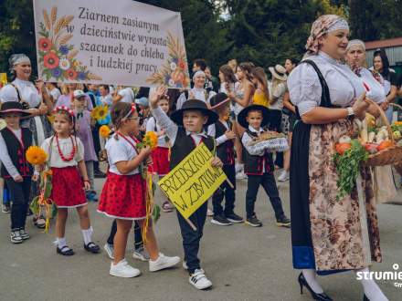 Przedszkolaki podczas korowodu