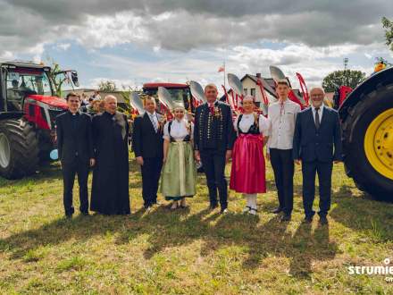 Przygotowania do korowodu, władze gminy, księża i gazdowie dożynkowi