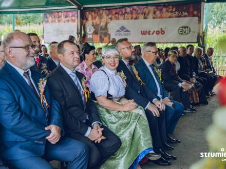 Goście dożynek podczas obrzędu