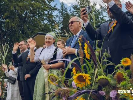 Goście oglądają korowód z trybuny