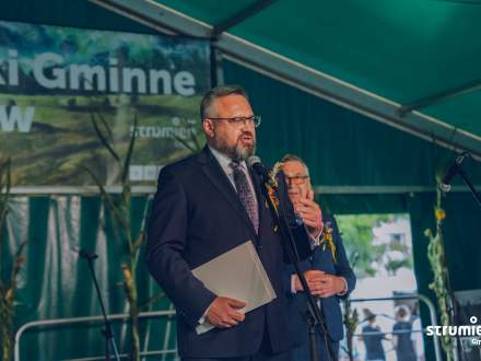 Przemawia na scenie Poseł Mirosław Suchoń