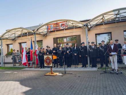 Wszyscy zebrani goście pod salą widowiskową przy OSP Bąków