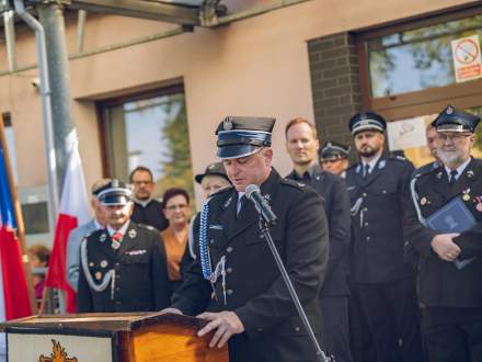 Przemawia Prezes jednostki OSP Bąków Dariusz Kucz