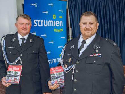 Dariusz Kucz Prezes i Marcin Kajstura Naczelnik - prezentują książkę "Jedność,odwaga, służba - 80 lat OSP Bąków"