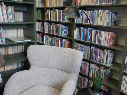 Wnętrze odnowionej biblioteki