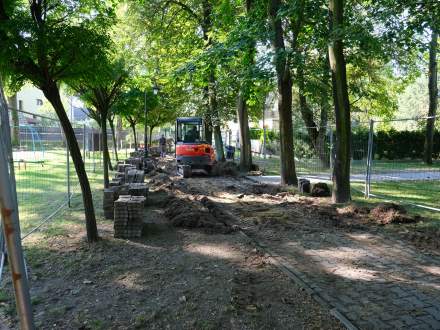 Rozpoczęto remont ciągu pieszego w Parku Miejskim w Strumieniu